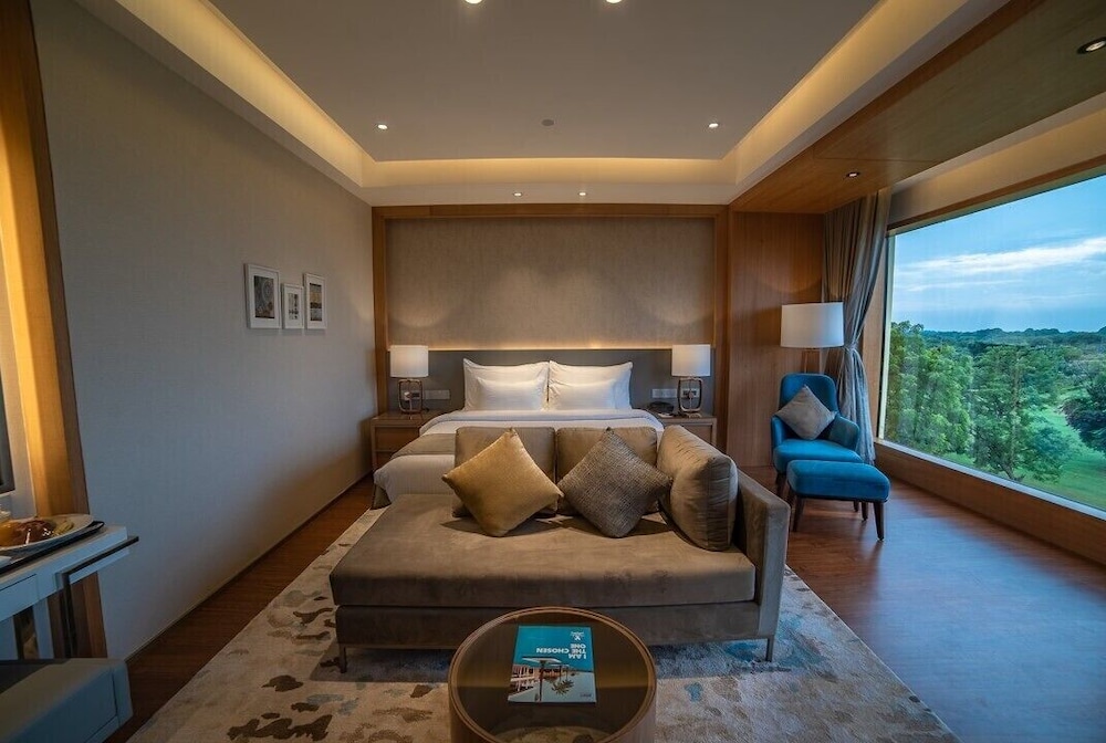 Executive Room, 1 King Bed, Golf View photo 2