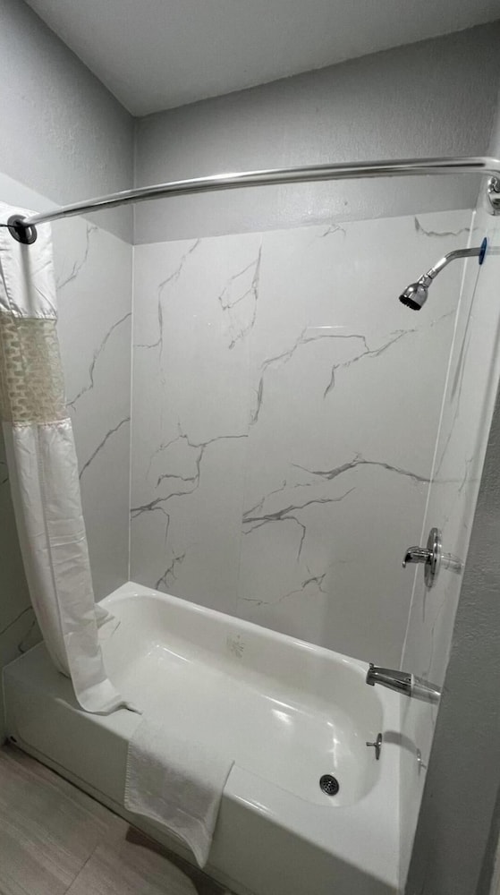 Room, 1 King Bed, Non Smoking, Jetted Tub - Photo 6