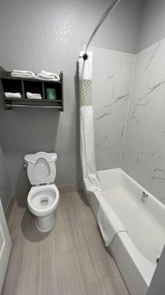 Room, 1 King Bed, Non Smoking, Jetted Tub - Photo 8