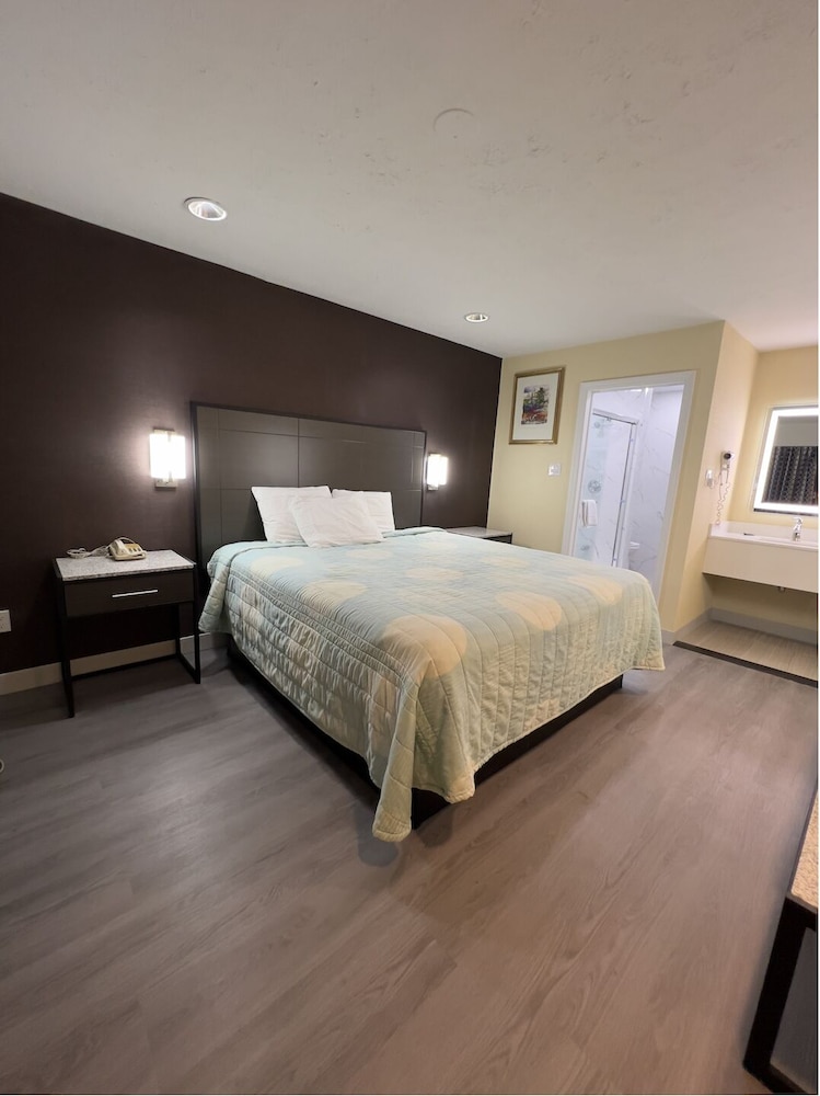 Standard Room, 1 King Bed, Smoking photo 1