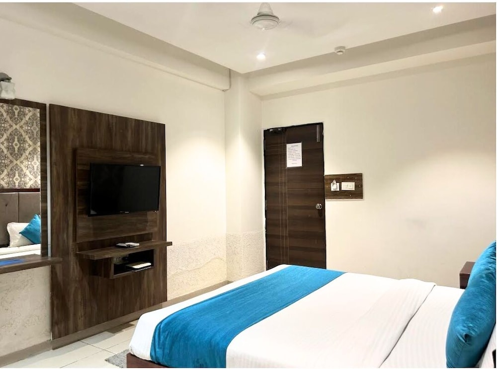Deluxe Room - Photo 5