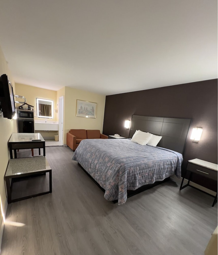Standard Room, 1 King Bed, Smoking photo 3