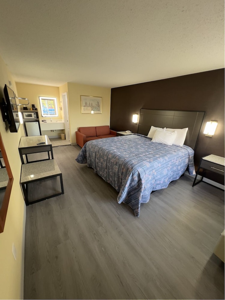 Standard Room, 1 King Bed, Non Smoking photo 2