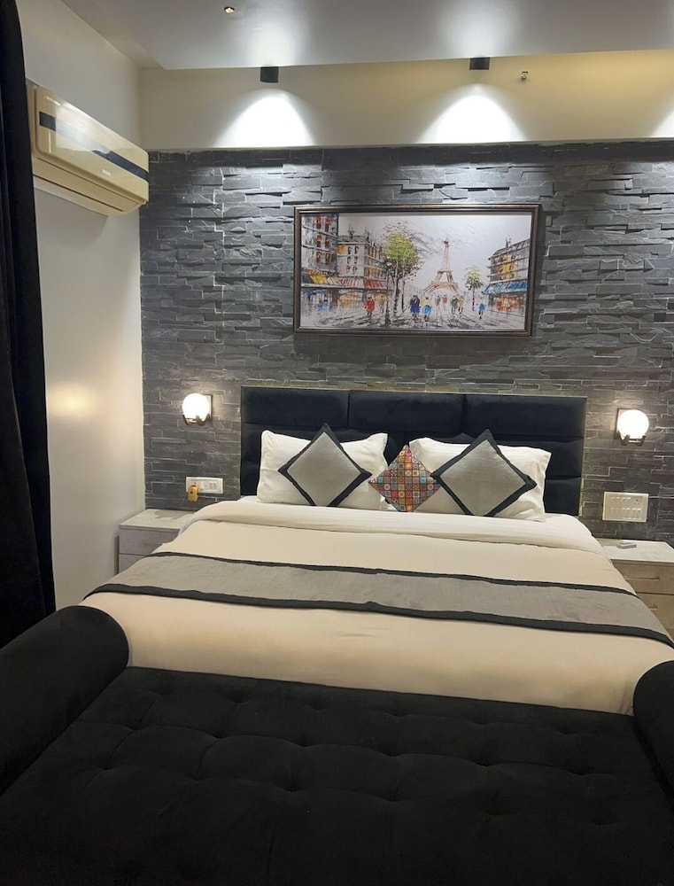 Deluxe Studio Suite, Balcony, Pool View