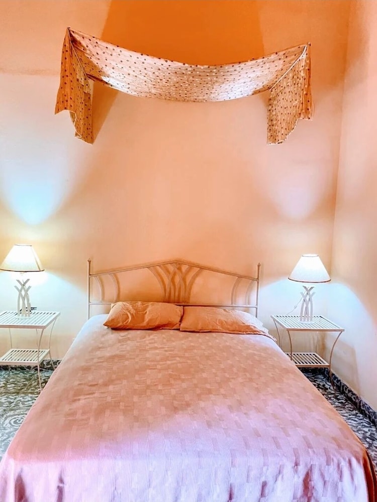 City Room photo 2