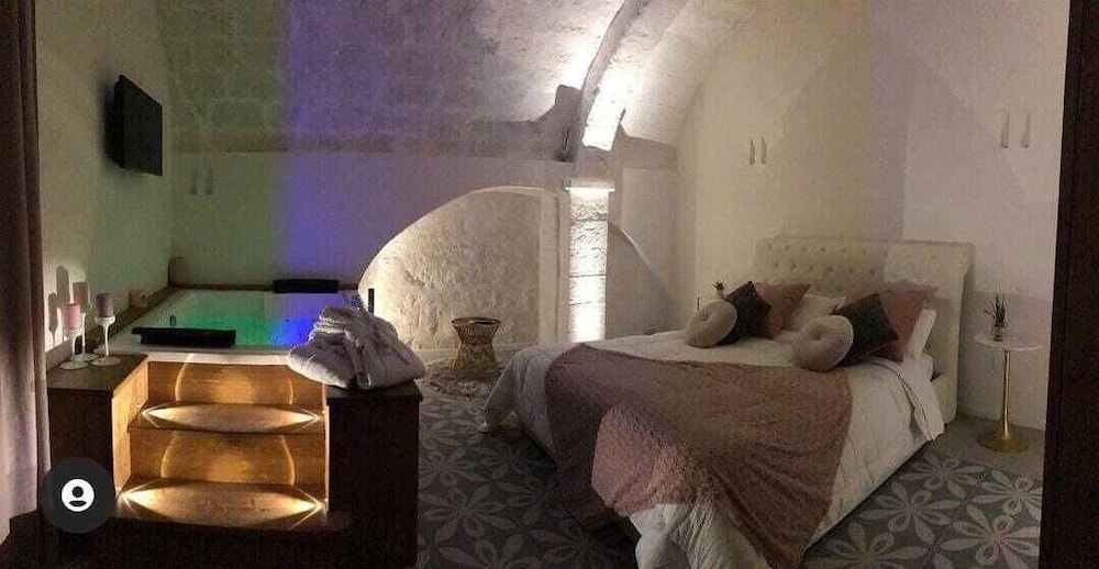 Luxury Studio Suite, 1 Queen Bed, Non Smoking, Private Bathroom