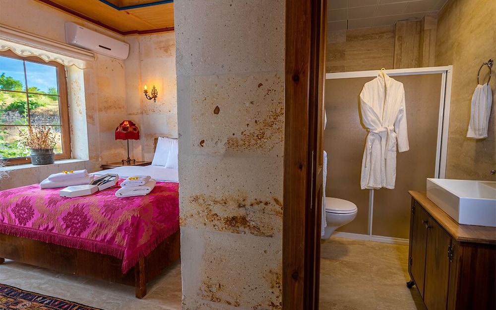 Standard Room, 1 Queen Bed photo 2