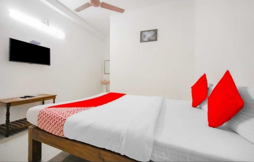 Standard Room, 1 Queen Bed photo 2