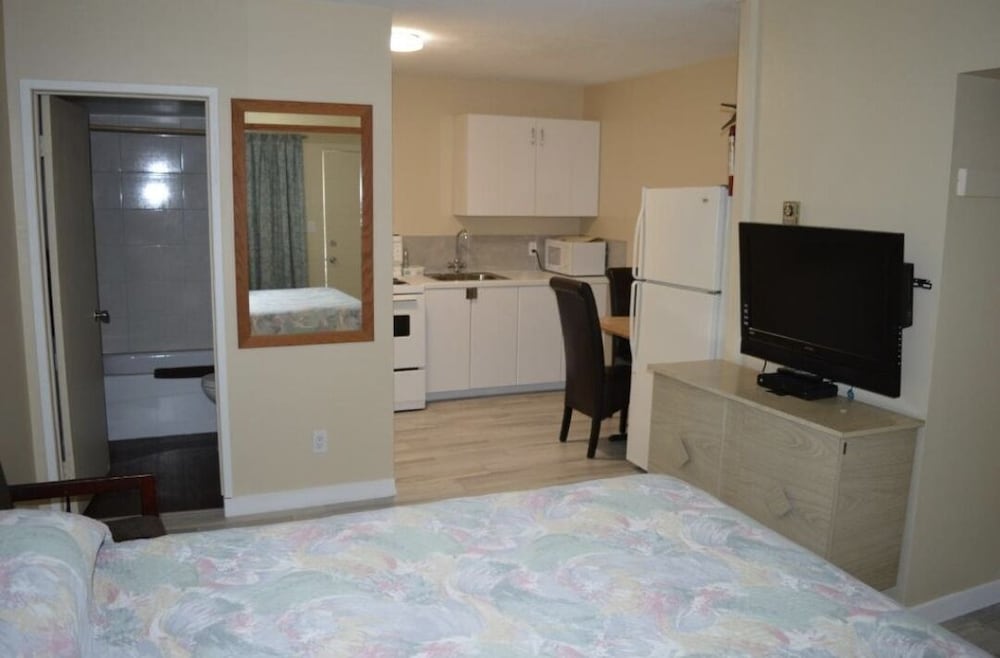 1 Queen bed