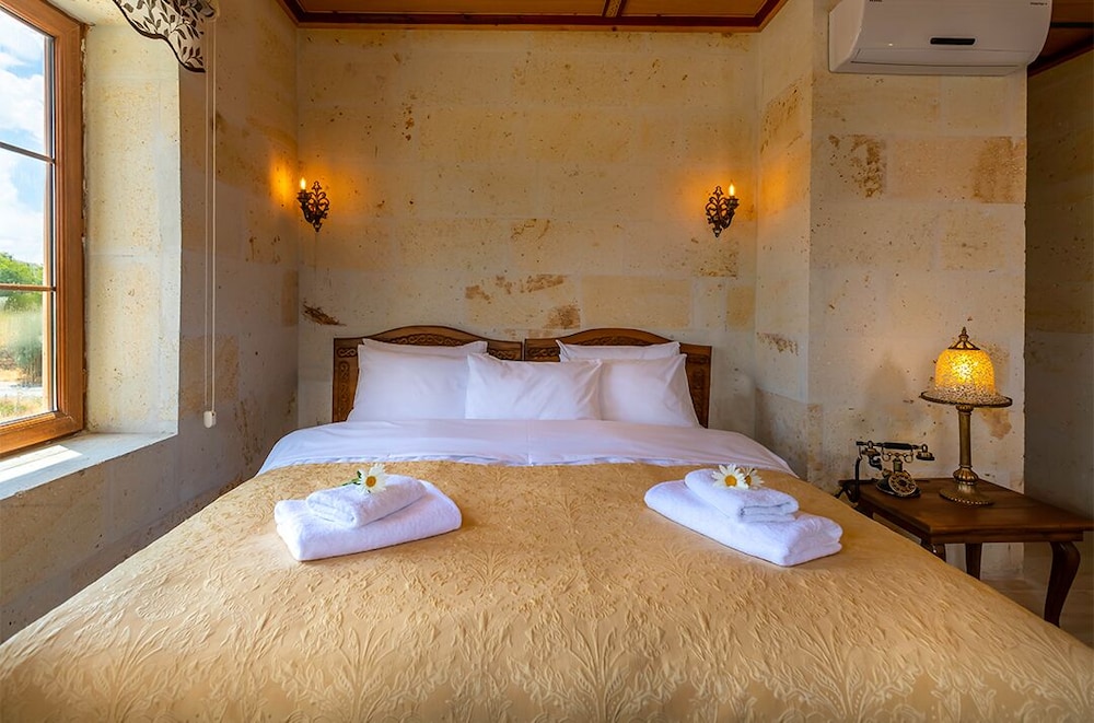 Deluxe Room, 1 King Bed photo 3
