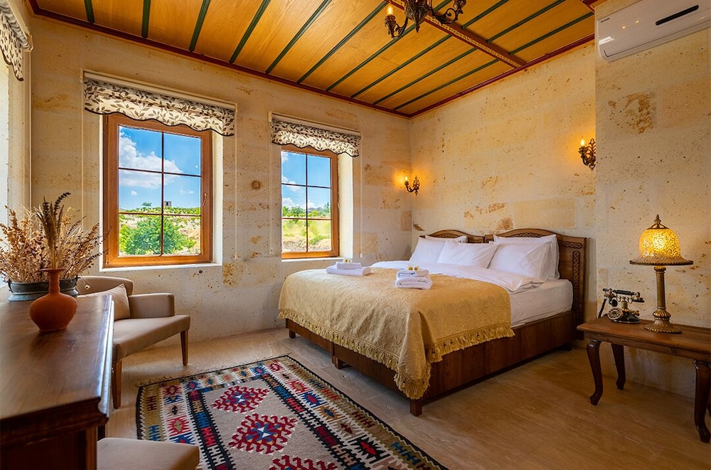 Deluxe Room, 1 King Bed photo 3