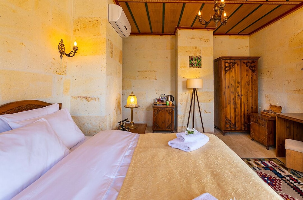 Deluxe Room, 1 King Bed photo 2