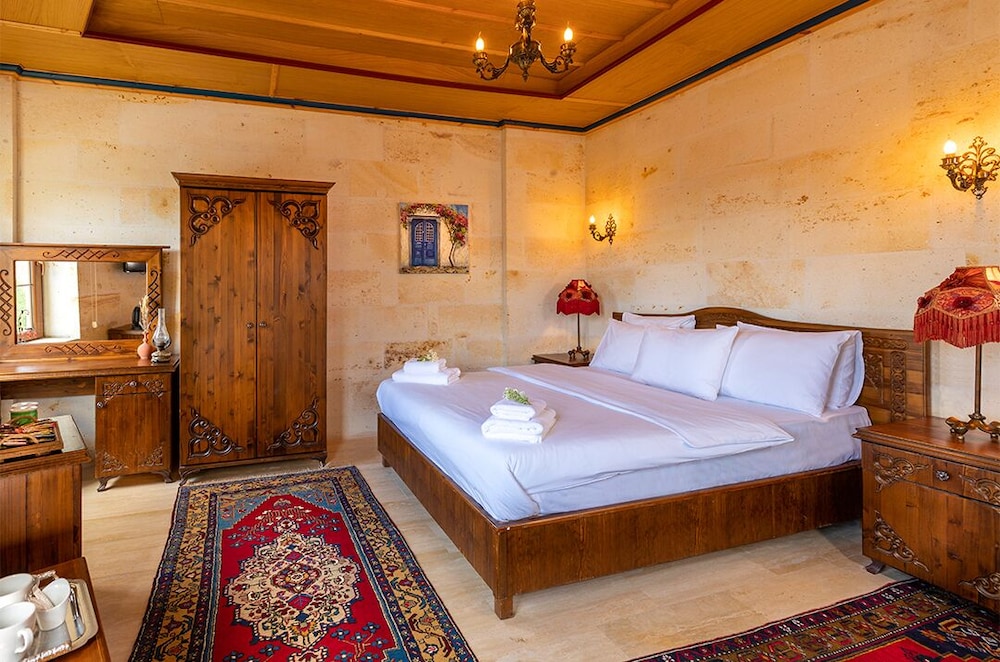 Deluxe Room, 1 King Bed photo 3