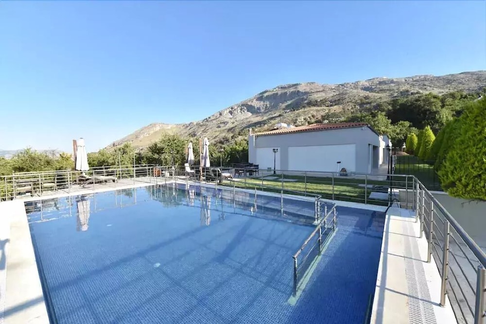 Adapted One Bedroom Apartment With Handicap Sharing Pool photo 3