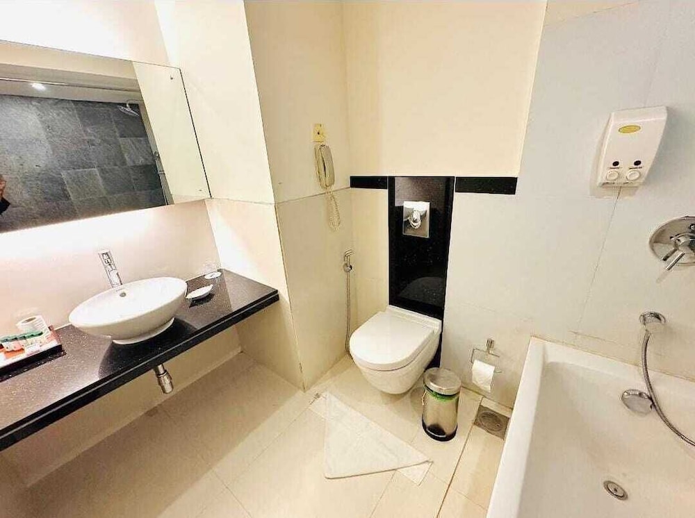 Executive Suite, 1 King Bed, Non Smoking photo 3