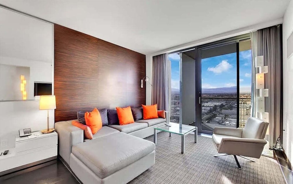 Studio Balcony Mountain View (27303)