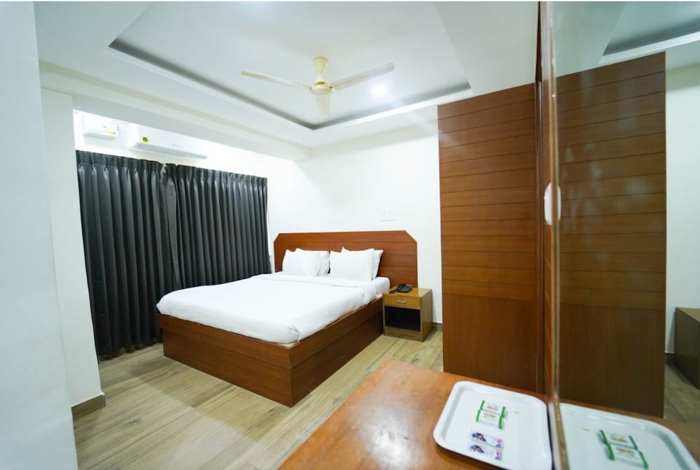 Suite, 1 King Bed (AC) photo 2
