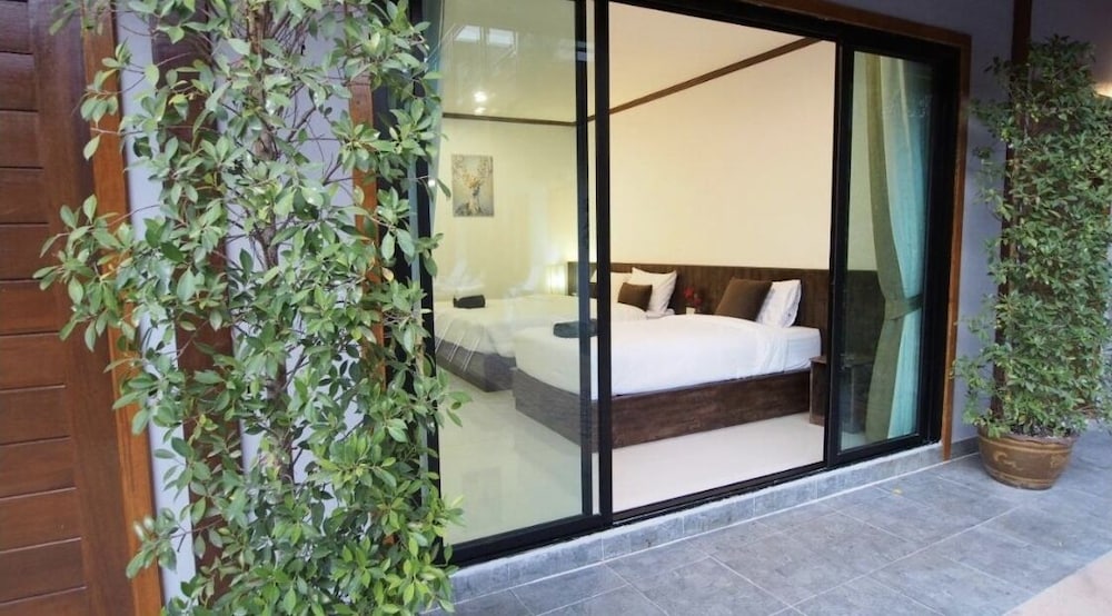 Family Room, 1 Bedroom, Pool View - Photo 5