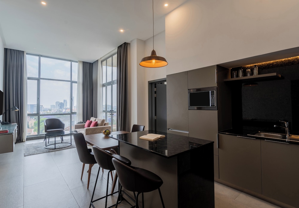 Executive Suite, 1 King Bed, Balcony (High Floor) - Photo 3