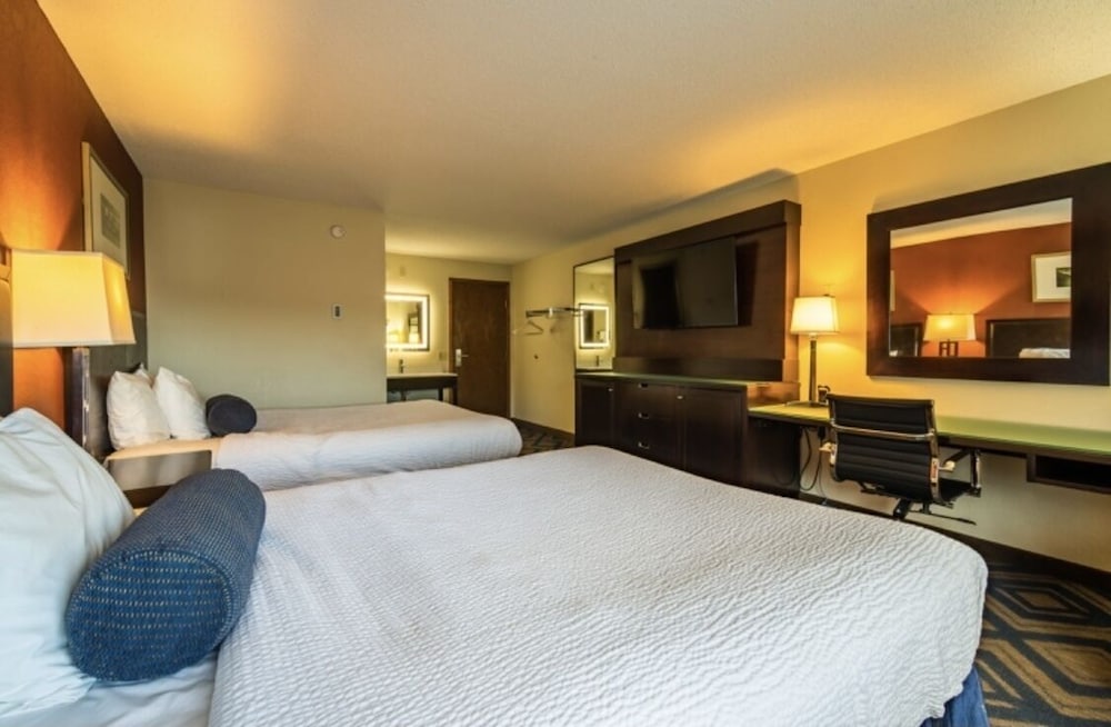 Standard Room Four Queen Beds - Photo 3