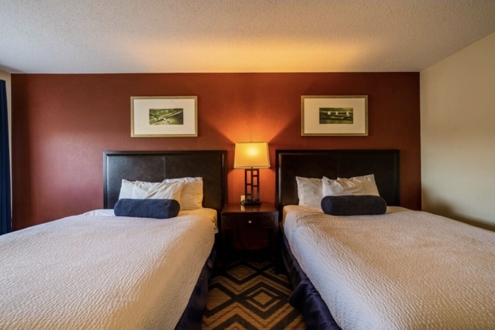 Standard Room Four Queen Beds - Photo 2