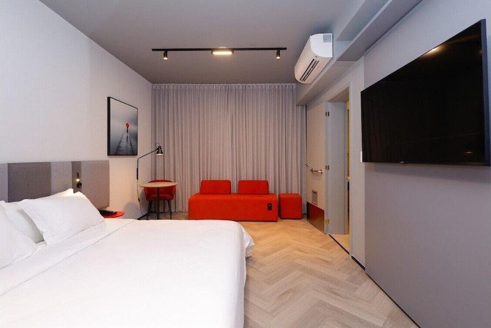 Standard Double Room, Mobility Accessible, City View thumbnail 6