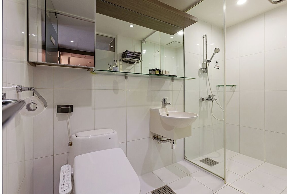 Deluxe King Ocean View - Photo 3