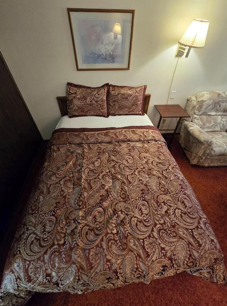 Room, 1 Queen Bed, Non Smoking - Photo 9
