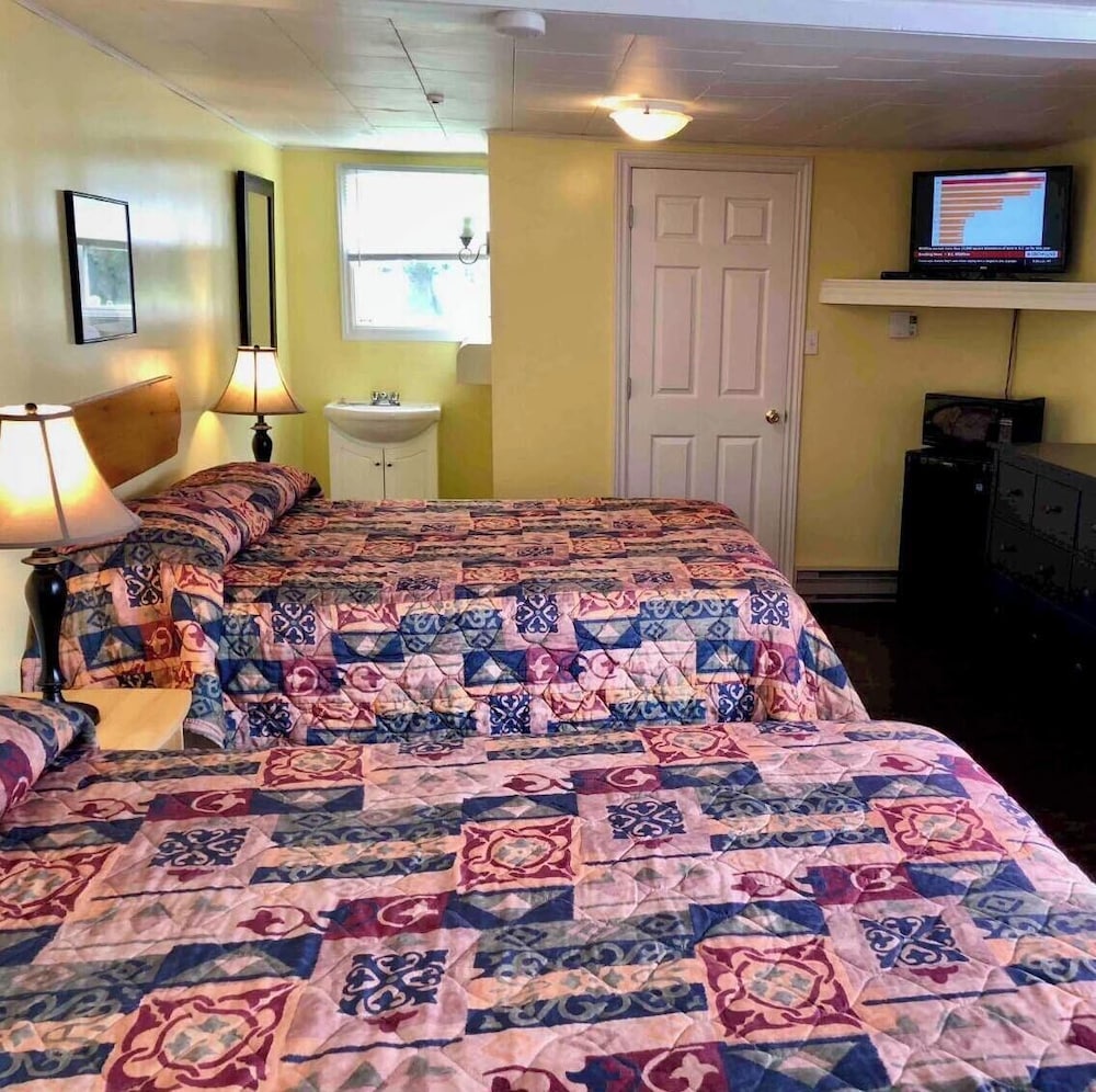 Motel 2 Queen Bedroom photo 1