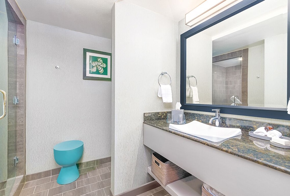 Pool Terrace, 1 King Bed, Pool & Ocean View - Photo 5