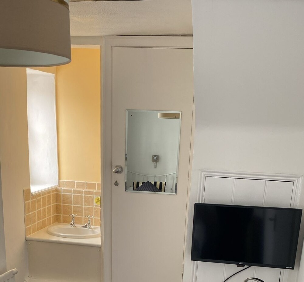 Single Room, Shared Bathroom (Room 4)