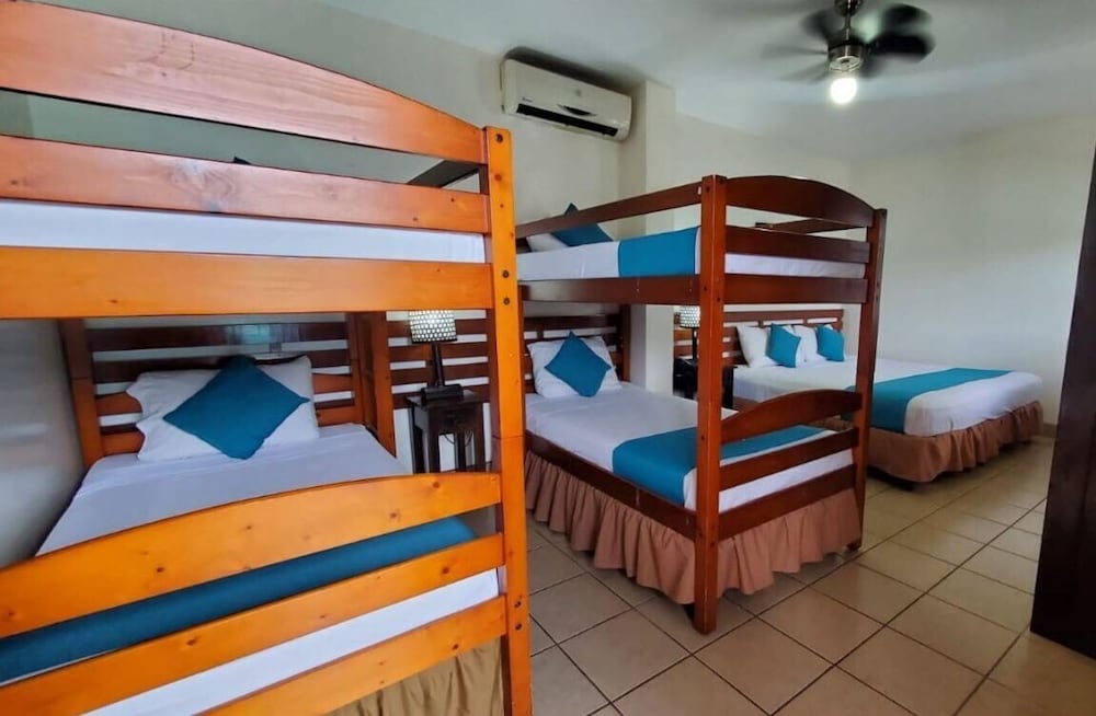 Habitación Familiar - 1 cama extragrande y 2 literas photo 1
