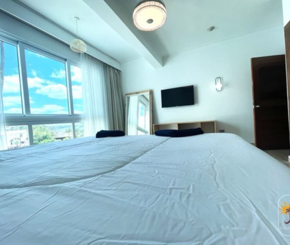 Deluxe Condo, Bathtub, Beach View