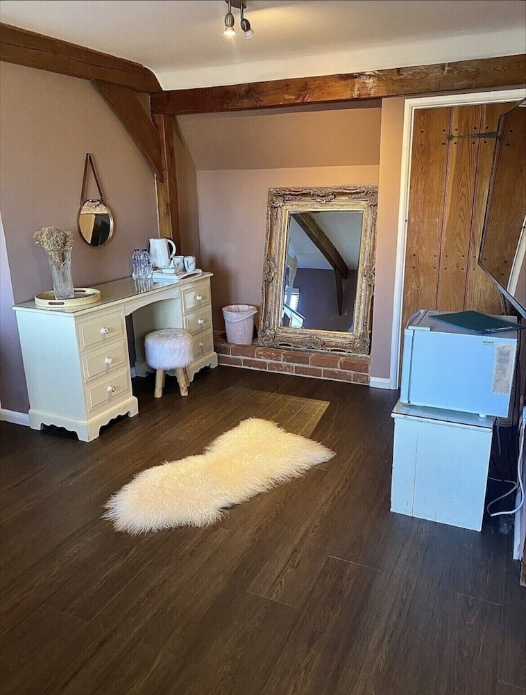 Suite, Ensuite photo 1