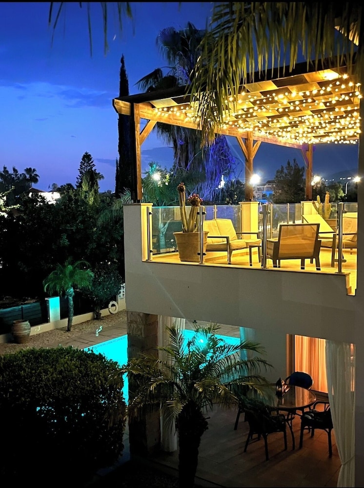 Villa photo 1