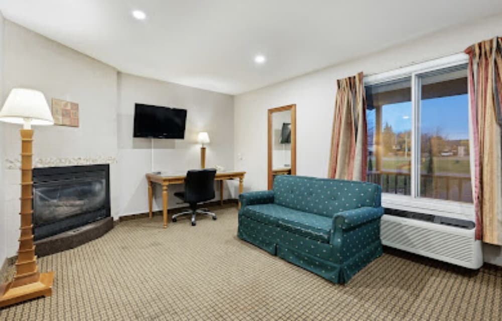 Cottage with King Bed and Kitchenette