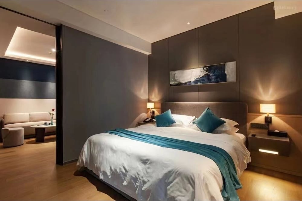 Luxurious King-size Bed Room photo 1