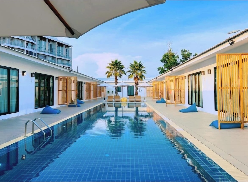 Deluxe Triple Room, Pool View photo 3