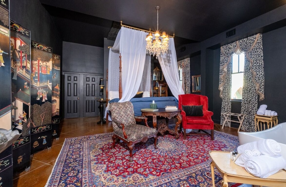 The Pagoda Suite, Fireplace and Jetted Tub