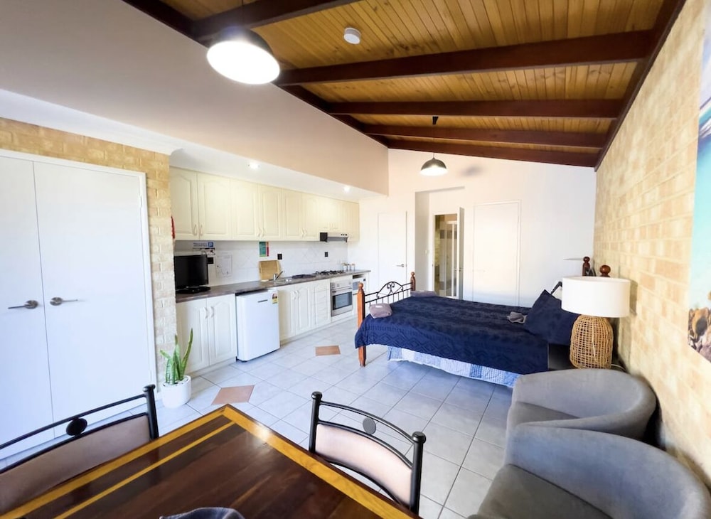 Standard Studio, Non Smoking, Kitchen (Unit 1 - 7 night) photo 1