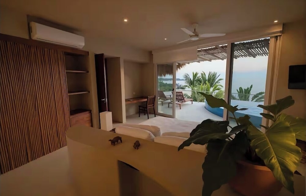 Comfort Condo, 2 Bedrooms, Ocean View, Oceanfront