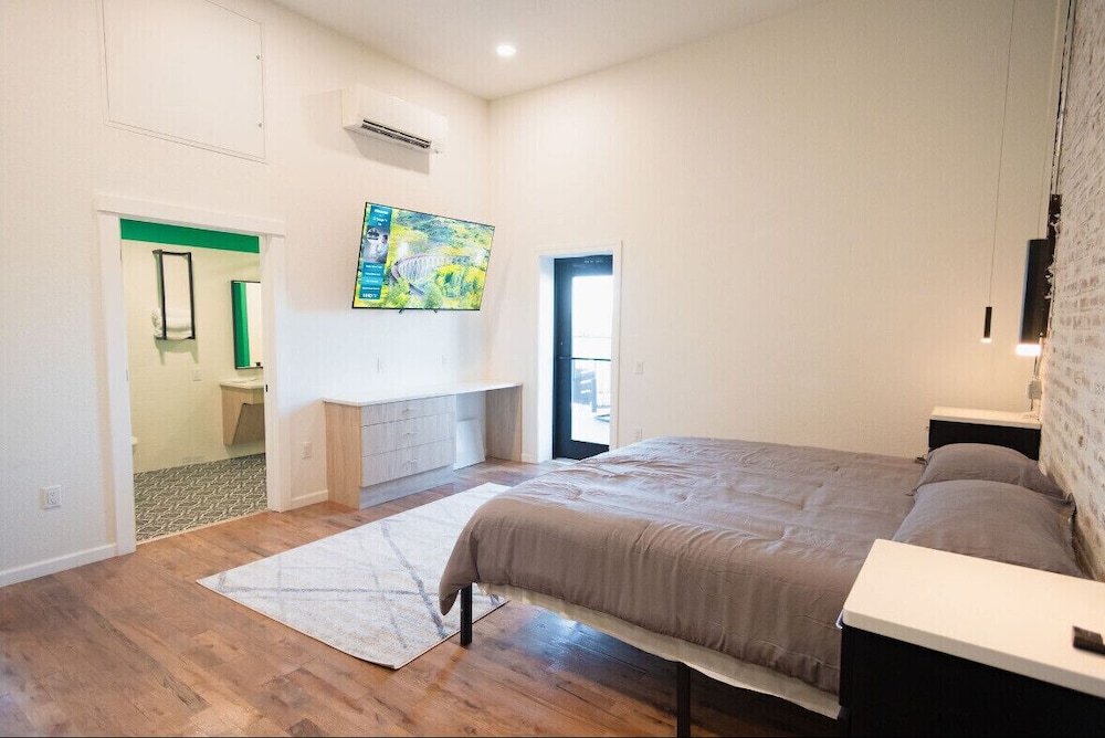 Business Studio Suite, 1 King Bed, Non Smoking, Kitchenette