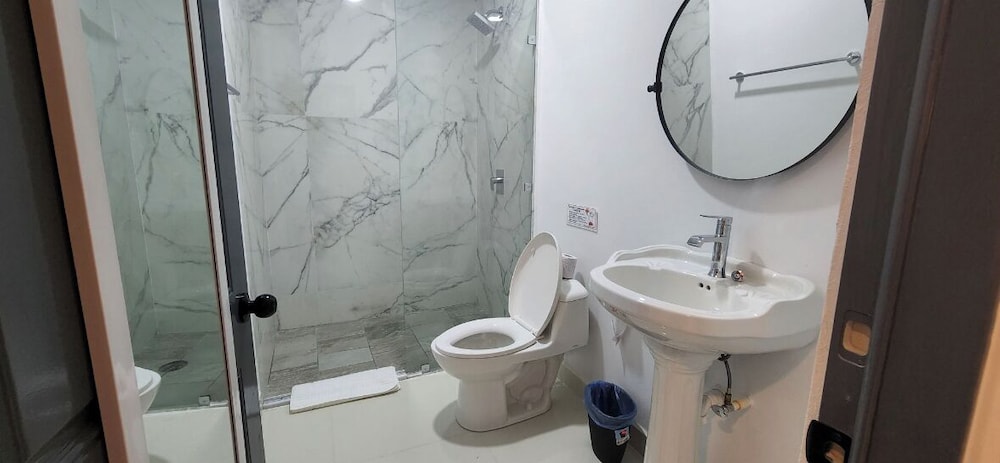 Basic Single Room, 1 Bedroom, Non Smoking, Refrigerator & Microwave photo 3