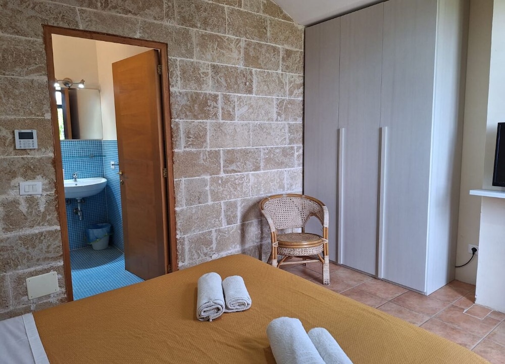 Standard Room, 1 Queen Bed photo 2