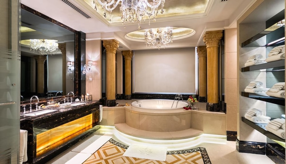 Royal Suite - Photo 10