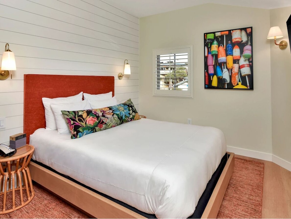 Double Room, Private Bathroom (QUEEN BED - Town View) photo 1