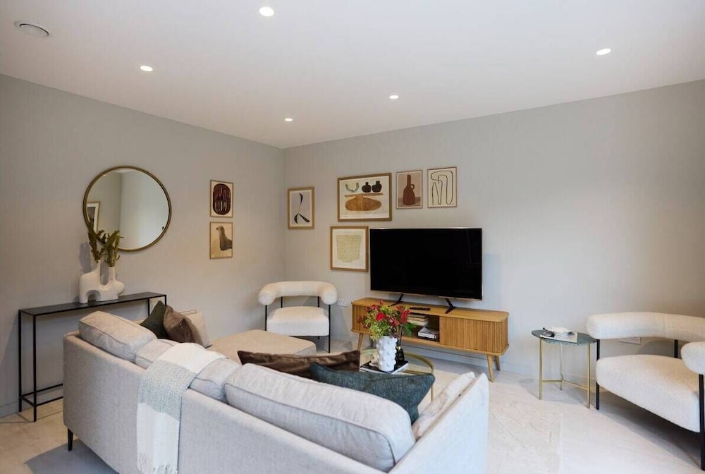 House (2 Bedrooms)