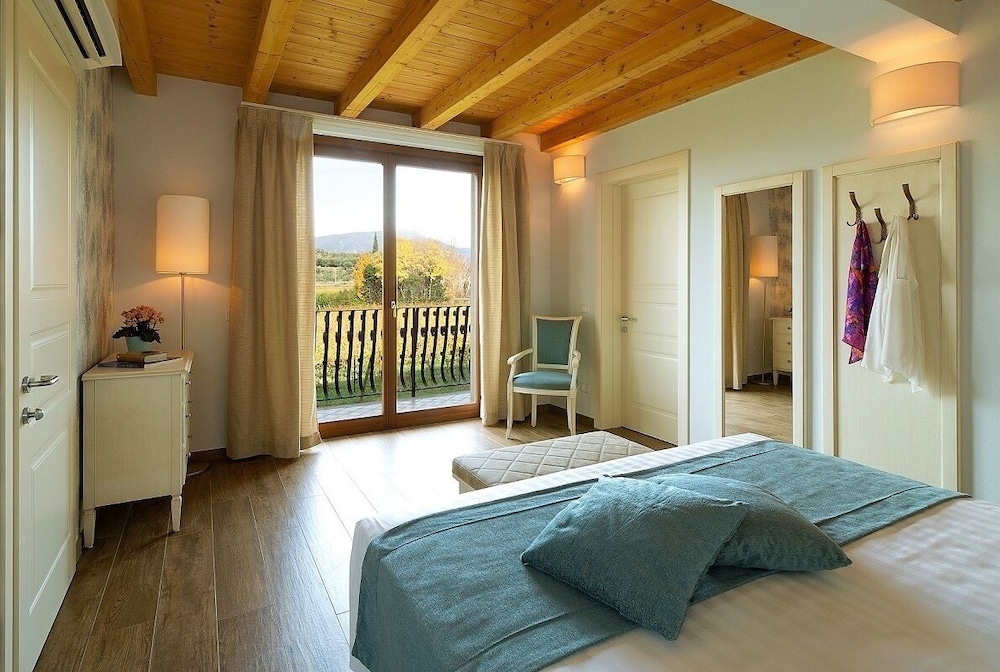 Honeymoon Suite, Vineyard View