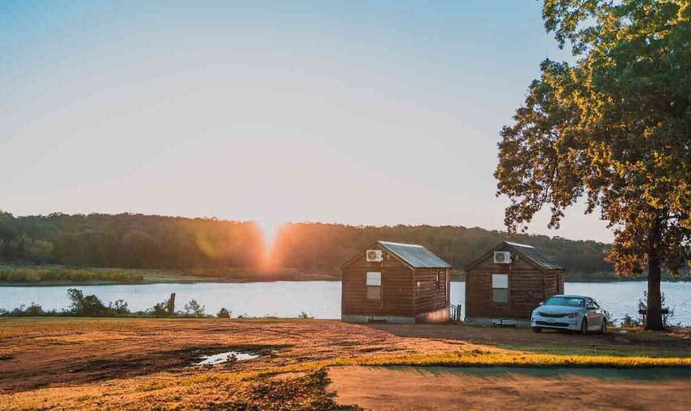Lake View, Cedar Cabin Lake Texoma, Kitchenette, Queen, Screened Patio, Pet Friendly photo 3