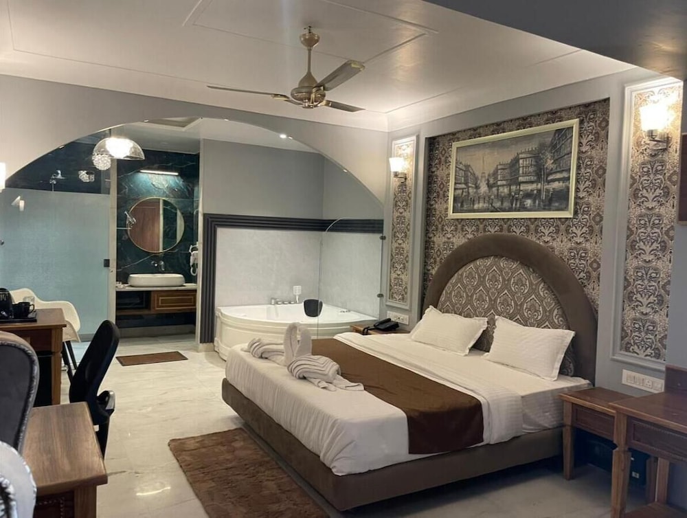 Royal Room photo 3